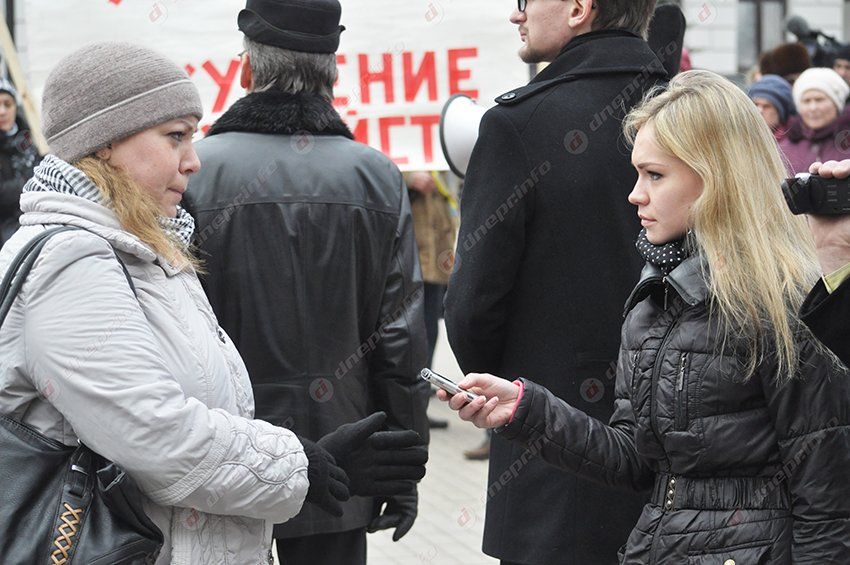 Возле Днепропетровской ОГА митингуют работники ЮМЗ и Днепропресса, а зарплаты обещают выплатить к 8 марта