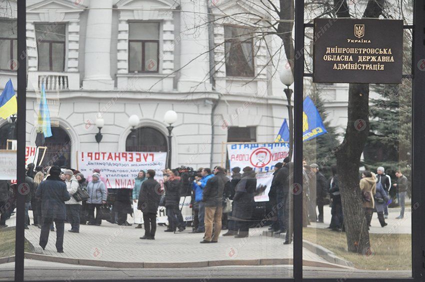 Возле Днепропетровской ОГА митингуют работники ЮМЗ и Днепропресса, а зарплаты обещают выплатить к 8 марта