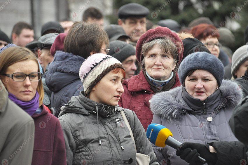 Возле Днепропетровской ОГА митингуют работники ЮМЗ и Днепропресса, а зарплаты обещают выплатить к 8 марта