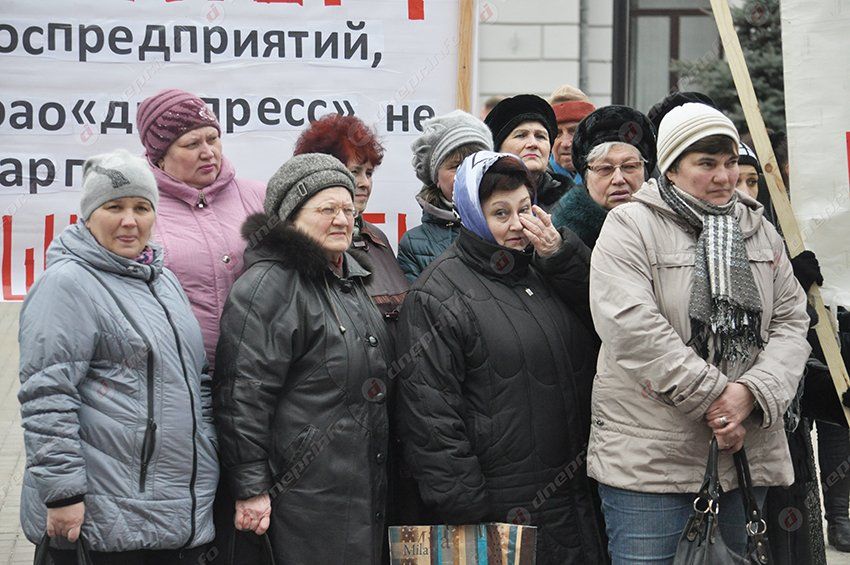 Возле Днепропетровской ОГА митингуют работники ЮМЗ и Днепропресса, а зарплаты обещают выплатить к 8 марта