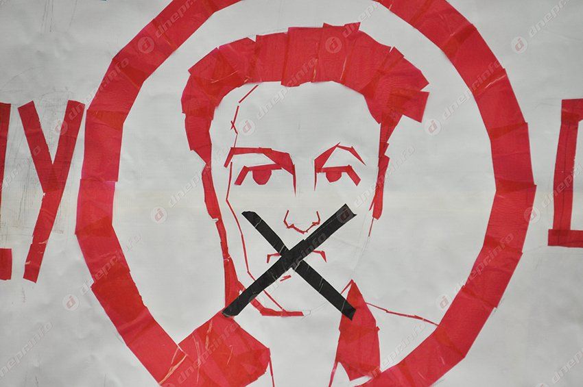 Возле Днепропетровской ОГА митингуют работники ЮМЗ и Днепропресса, а зарплаты обещают выплатить к 8 марта