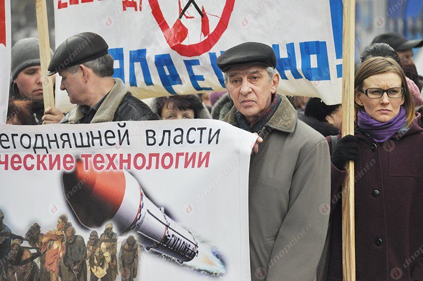 Возле Днепропетровской ОГА митингуют работники ЮМЗ и Днепропресса, а зарплаты обещают выплатить к 8 марта