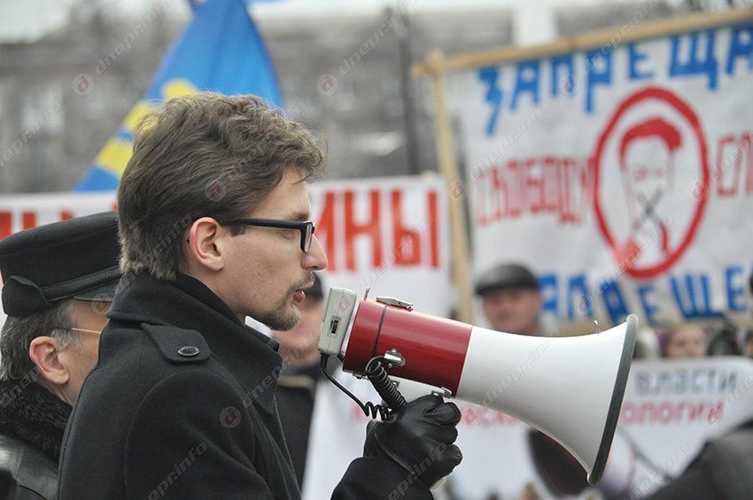 Возле Днепропетровской ОГА митингуют работники ЮМЗ и Днепропресса, а зарплаты обещают выплатить к 8 марта
