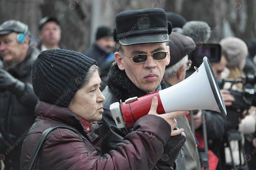 Возле Днепропетровской ОГА митингуют работники ЮМЗ и Днепропресса, а зарплаты обещают выплатить к 8 марта