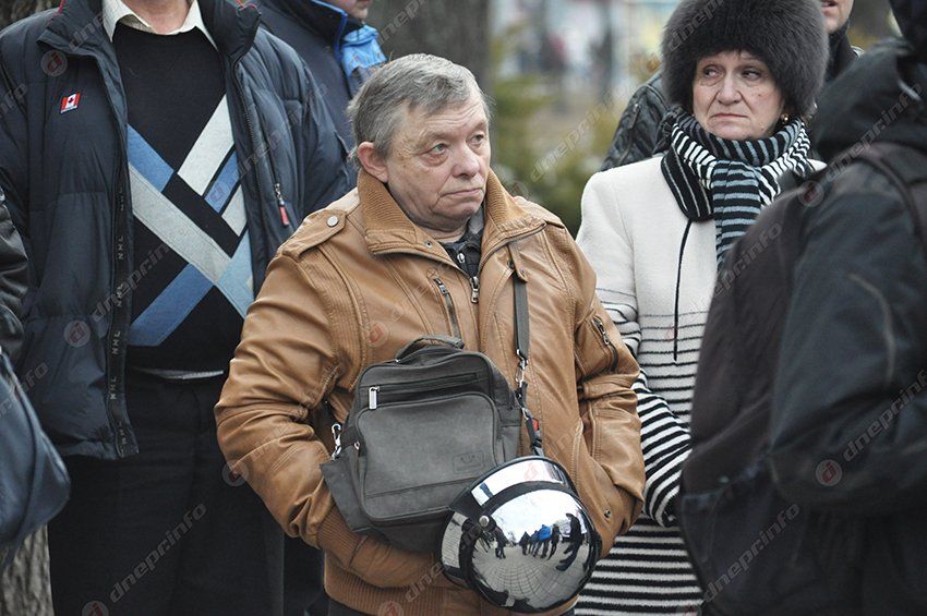 Возле Днепропетровской ОГА митингуют работники ЮМЗ и Днепропресса, а зарплаты обещают выплатить к 8 марта