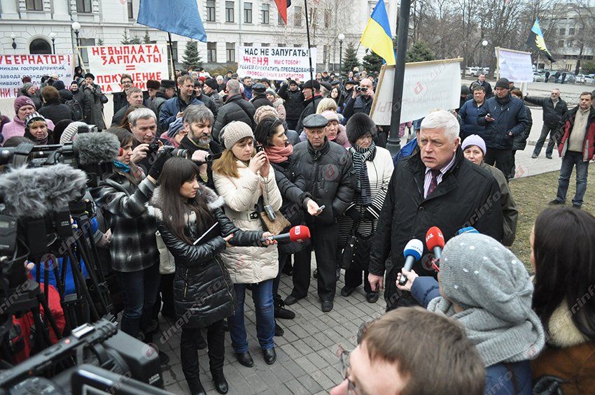 Возле Днепропетровской ОГА митингуют работники ЮМЗ и Днепропресса, а зарплаты обещают выплатить к 8 марта