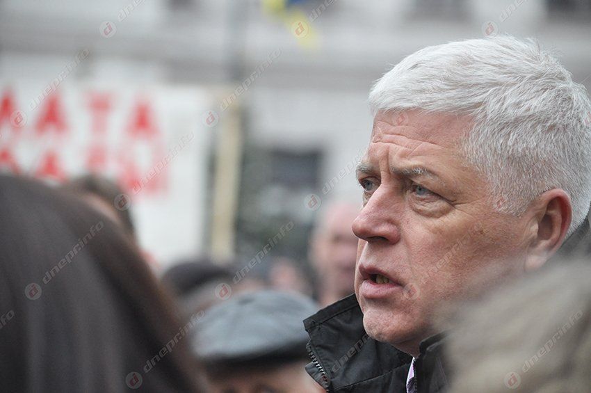 Возле Днепропетровской ОГА митингуют работники ЮМЗ и Днепропресса, а зарплаты обещают выплатить к 8 марта