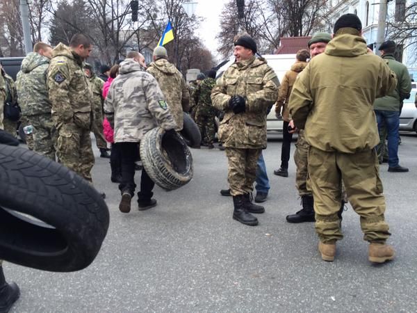 В Киеве подожгли покрышки перед Минобороны и перекрыли Воздухофлотский проспект