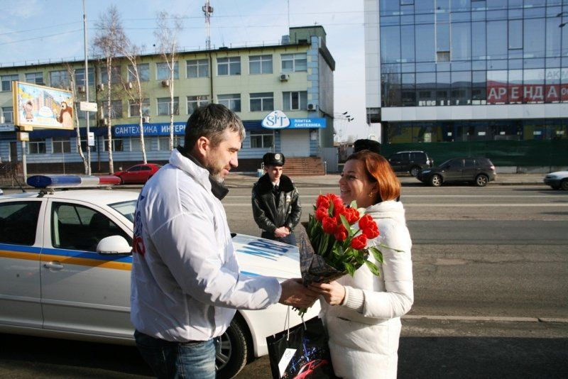 Как инспекторы ГАИ поздравляли женщин-автомобилистов