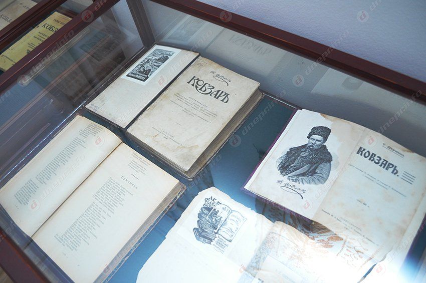 В Днепропетровске открылась выставка раритетных изданий «Кобзаря»