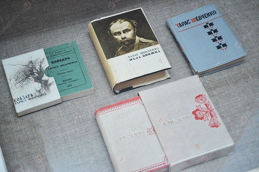 В Днепропетровске открылась выставка раритетных изданий «Кобзаря»