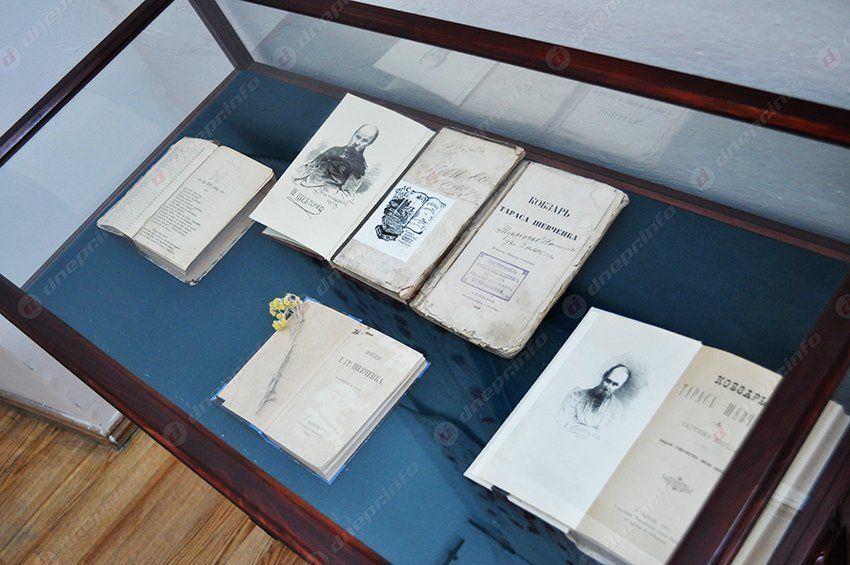 В Днепропетровске открылась выставка раритетных изданий «Кобзаря»