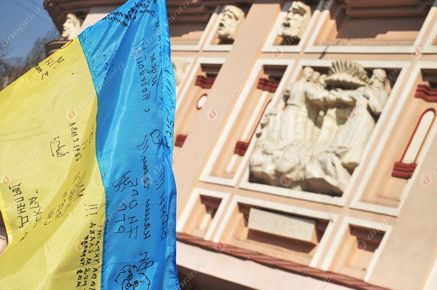 Днепропетровцев с истерикой и паникой ждут в центре города