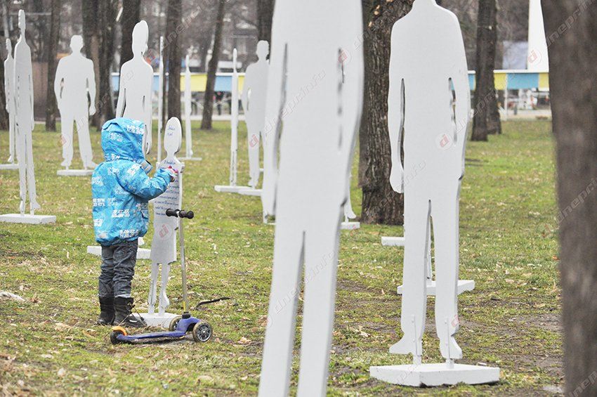 В Днепропетровске открылась арт-инсталляция, посвященная жертвам торговли людьми