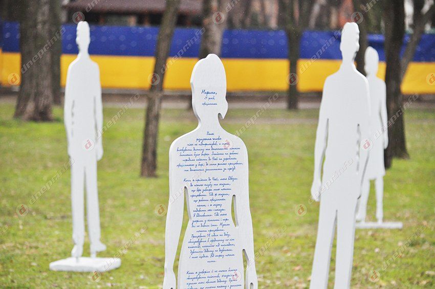 В Днепропетровске открылась арт-инсталляция, посвященная жертвам торговли людьми