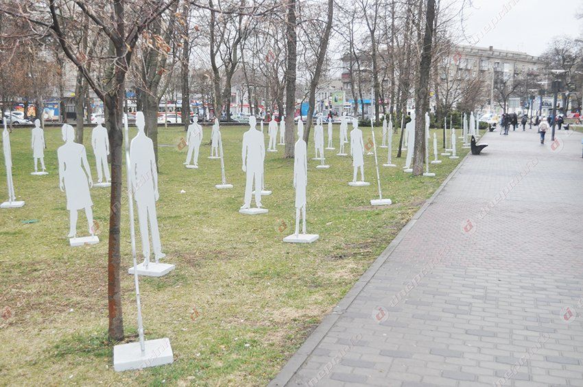 В Днепропетровске открылась арт-инсталляция, посвященная жертвам торговли людьми