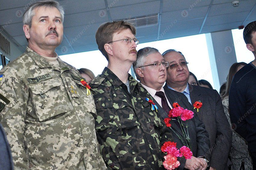 В ДНУ добавились еще два имени на мемориале погибших в зоне АТО выпускников