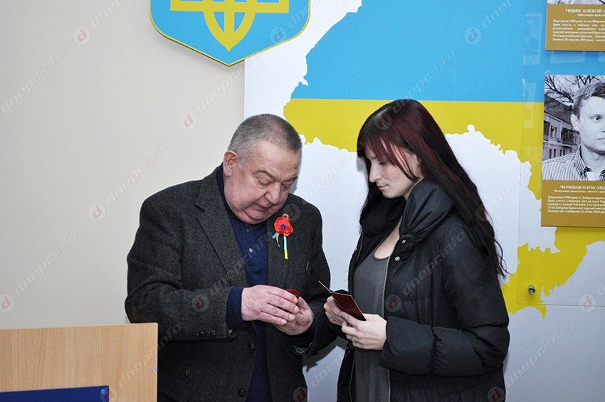 В ДНУ добавились еще два имени на мемориале погибших в зоне АТО выпускников