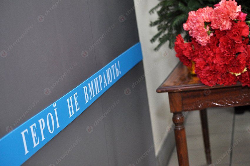 В ДНУ добавились еще два имени на мемориале погибших в зоне АТО выпускников