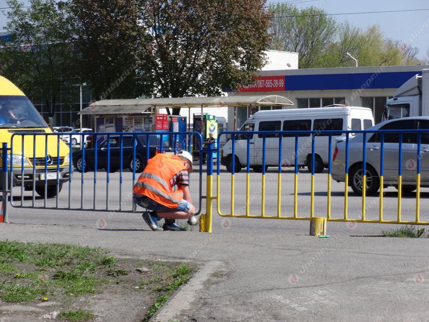 В Днепропетровске снова перекрашивают заборы в патриотические цвета