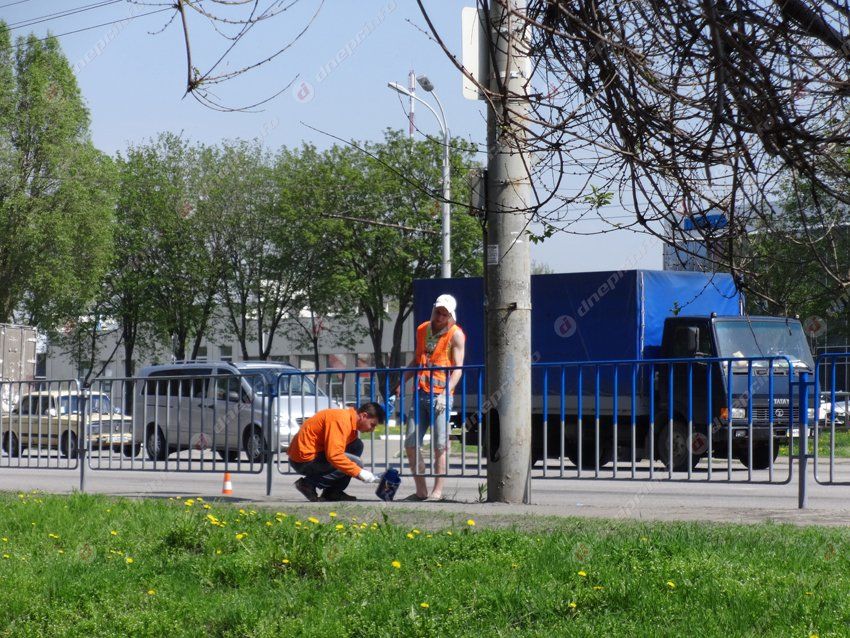 В Днепропетровске снова перекрашивают заборы в патриотические цвета