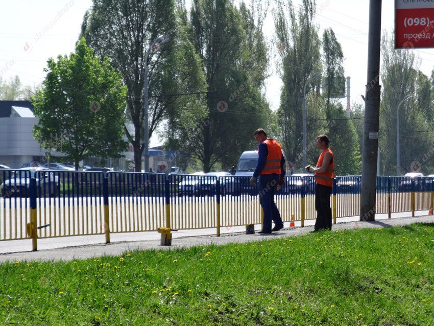 В Днепропетровске снова перекрашивают заборы в патриотические цвета