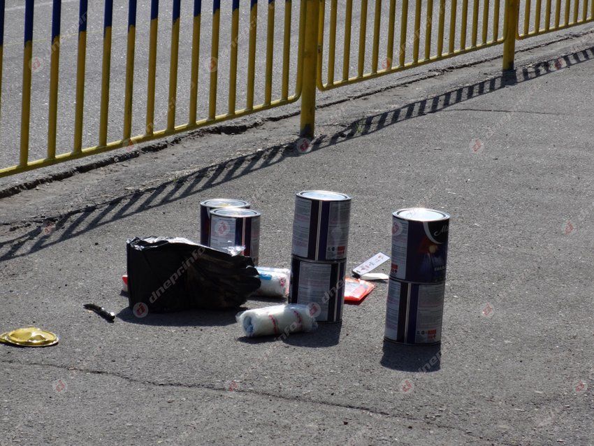 В Днепропетровске снова перекрашивают заборы в патриотические цвета