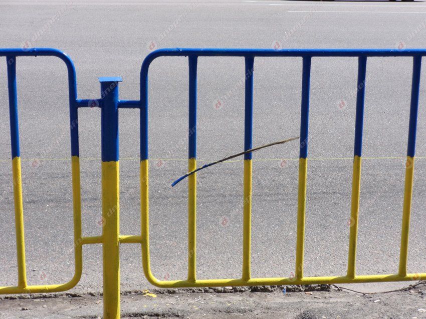 В Днепропетровске снова перекрашивают заборы в патриотические цвета