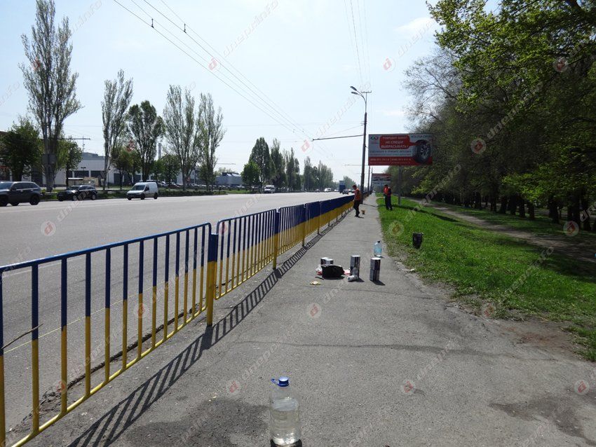 В Днепропетровске снова перекрашивают заборы в патриотические цвета