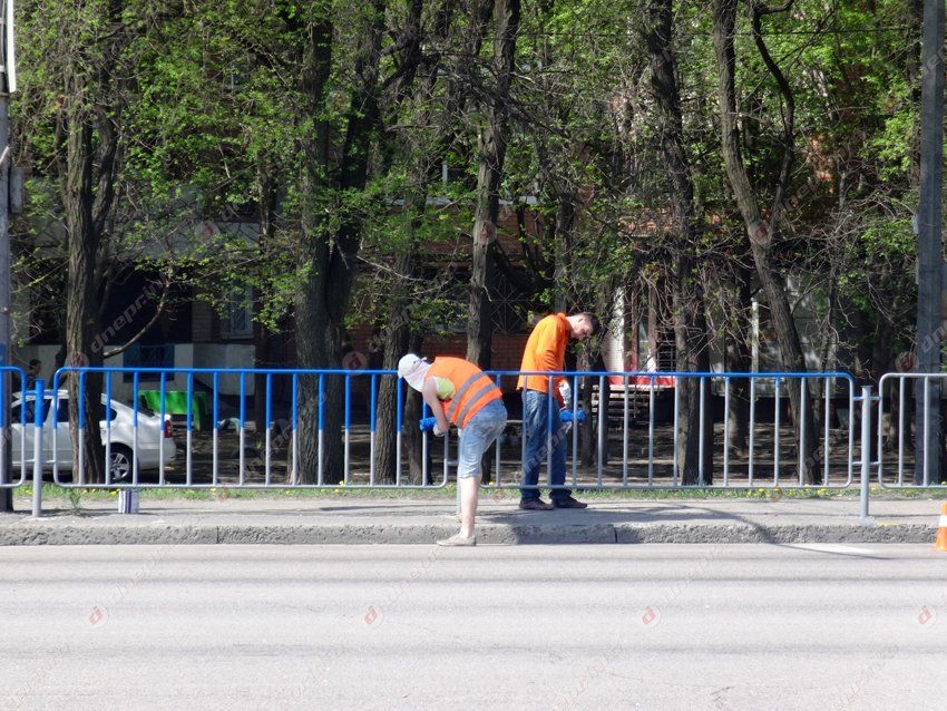 В Днепропетровске снова перекрашивают заборы в патриотические цвета