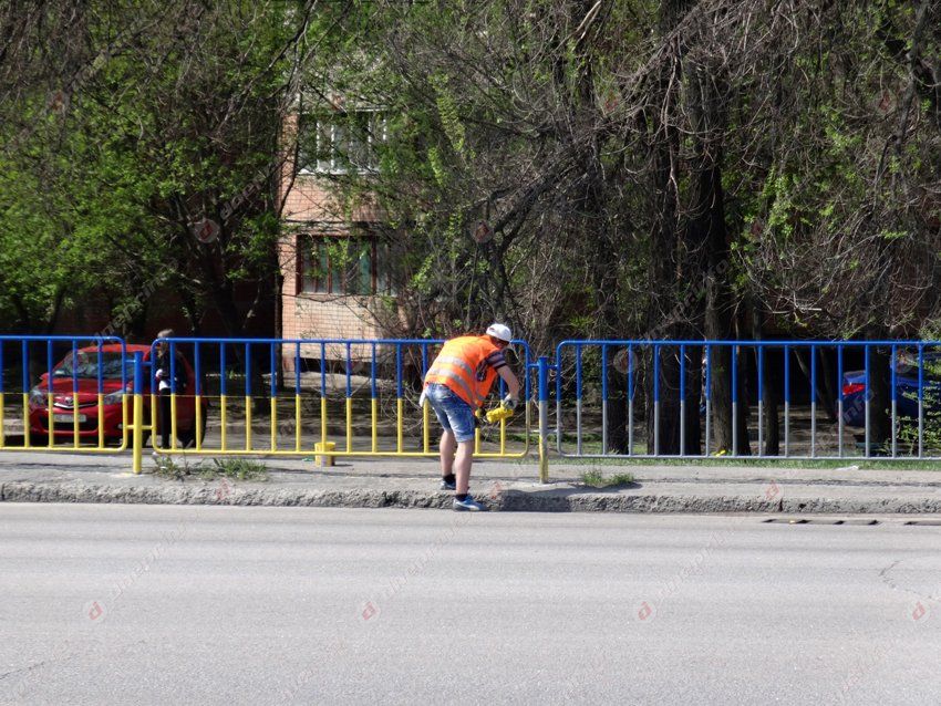 В Днепропетровске снова перекрашивают заборы в патриотические цвета