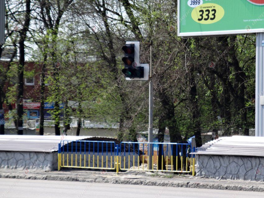В Днепропетровске снова перекрашивают заборы в патриотические цвета