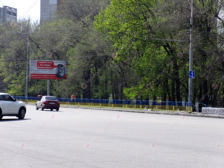 В Днепропетровске снова перекрашивают заборы в патриотические цвета