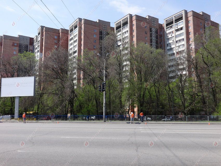 В Днепропетровске снова перекрашивают заборы в патриотические цвета