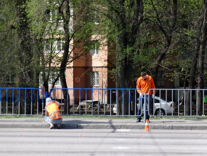 В Днепропетровске снова перекрашивают заборы в патриотические цвета