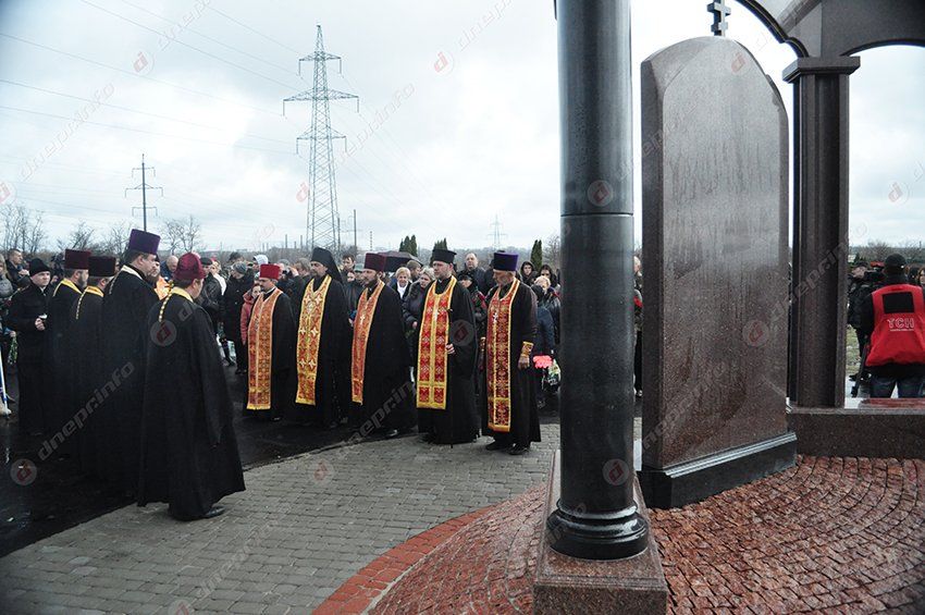 В Днепропетровске официально открыли монумент в честь погибших бойцов АТО