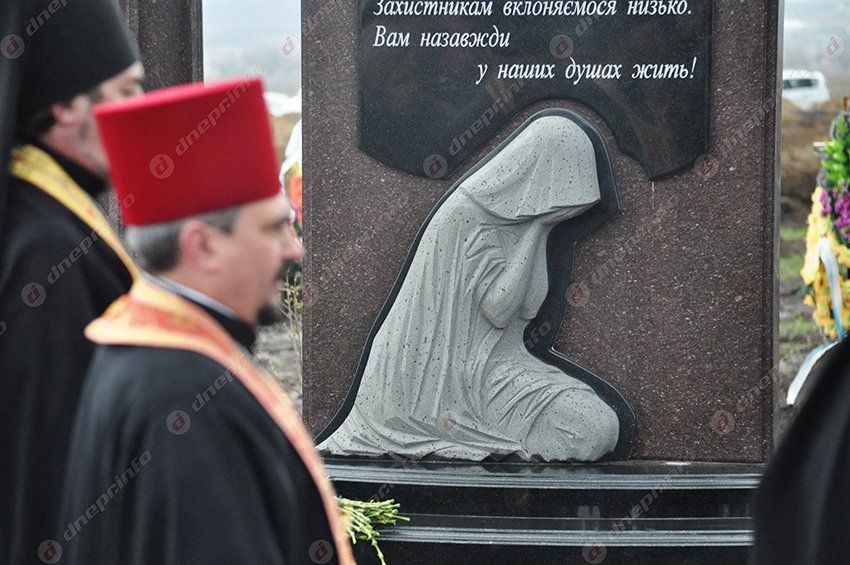 В Днепропетровске официально открыли монумент в честь погибших бойцов АТО