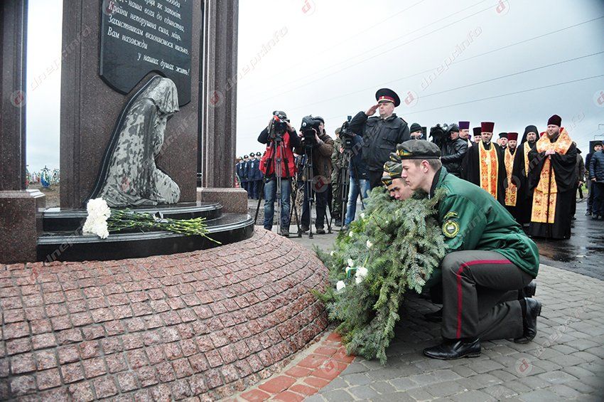 В Днепропетровске официально открыли монумент в честь погибших бойцов АТО