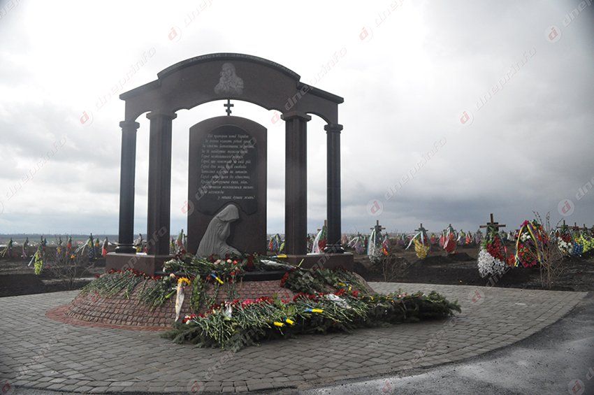 В Днепропетровске официально открыли монумент в честь погибших бойцов АТО
