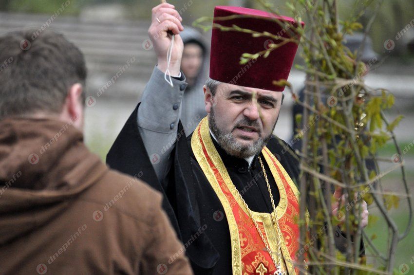 В Днепропетровске в память о погибших бойцах высадили первые деревья