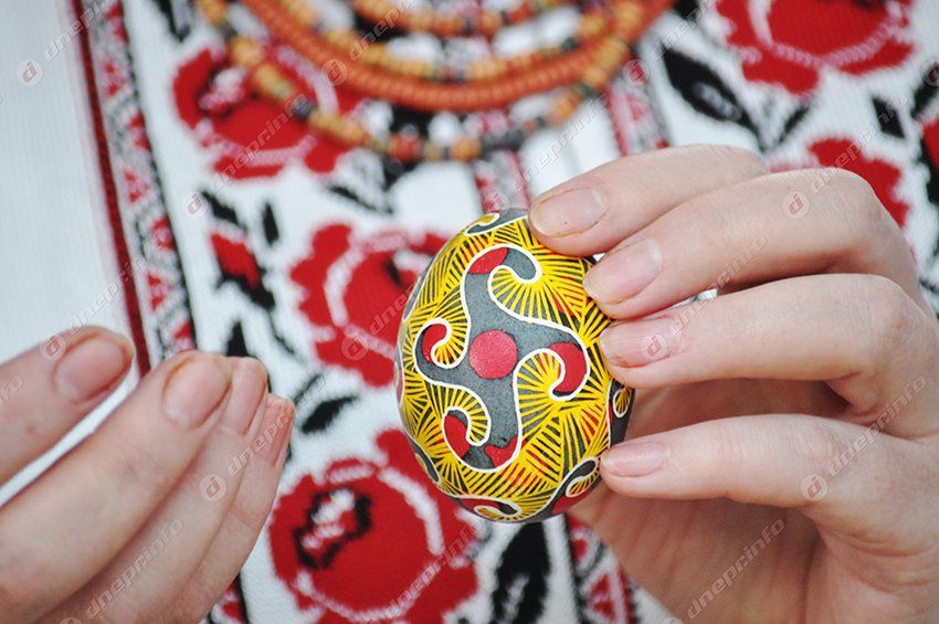 Что означают символы на яйцах-писанках?