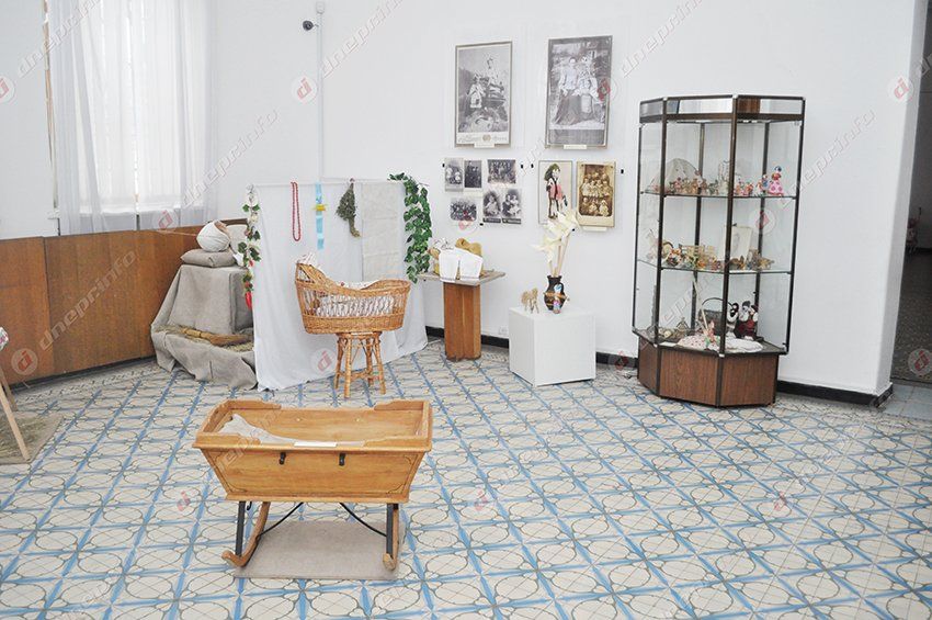 В днепропетровском музее представлена первая выставка из цикла «Мир детства»