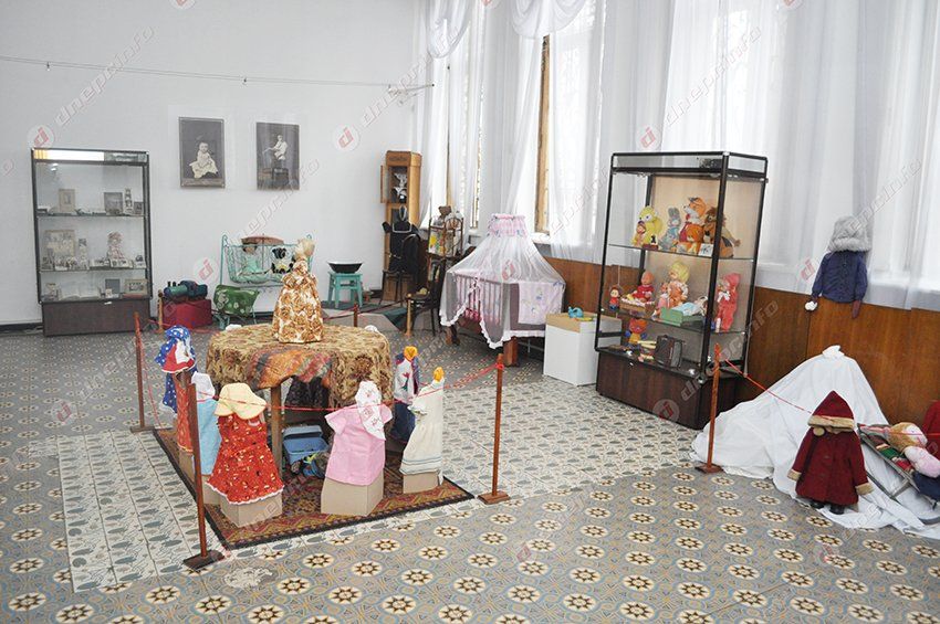 В днепропетровском музее представлена первая выставка из цикла «Мир детства»