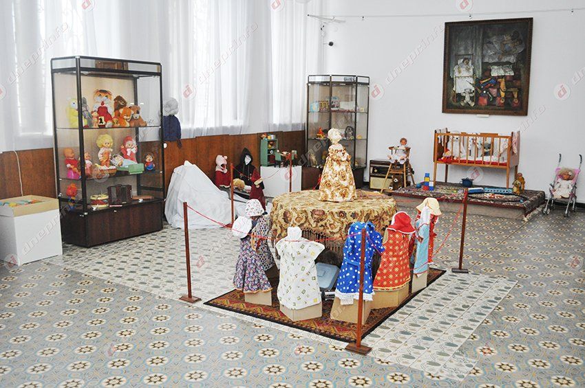 В днепропетровском музее представлена первая выставка из цикла «Мир детства»