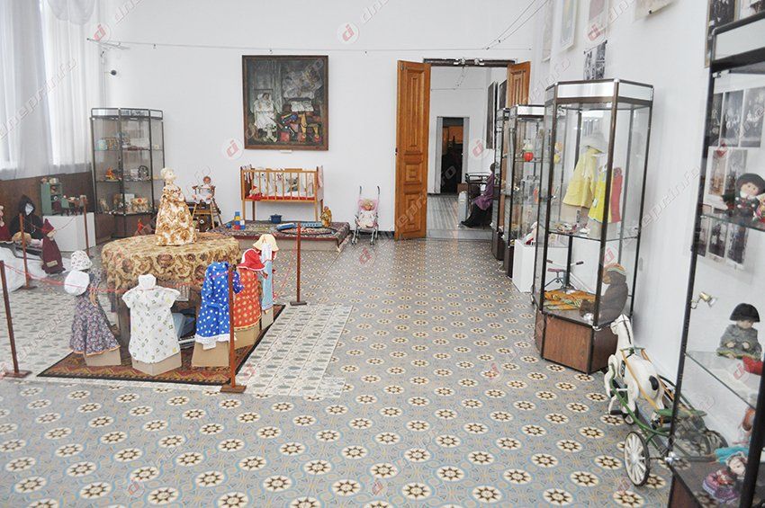 В днепропетровском музее представлена первая выставка из цикла «Мир детства»