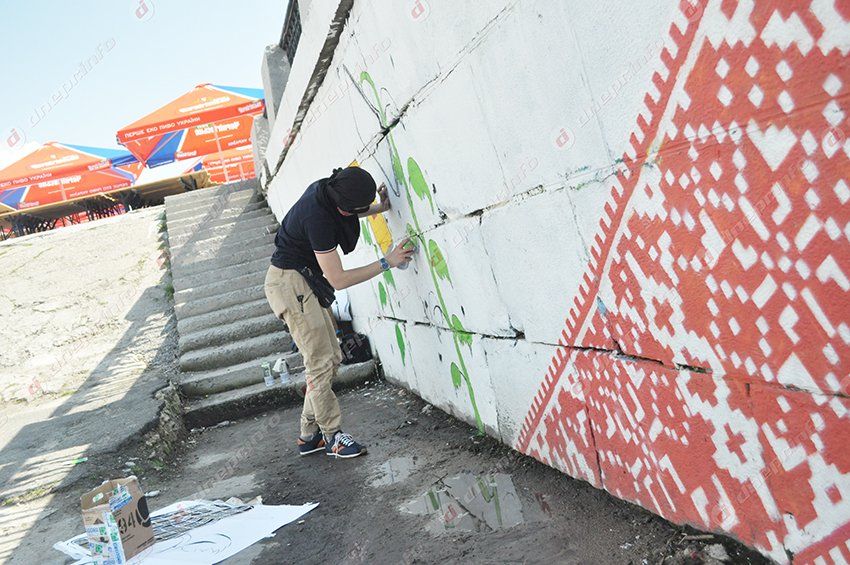 Набережную Днепропетровска украсили новым стрит-артом