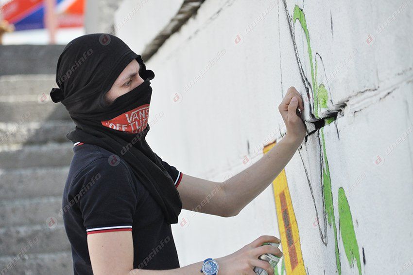 Набережную Днепропетровска украсили новым стрит-артом