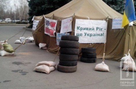 В Кривом Роге к зданию горсовета свозят шины