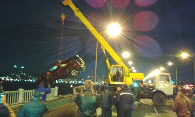 Авария в Днепропетровске: машина вылетела за ограждения с Нового моста в реку (ФОТО, ВИДЕО)