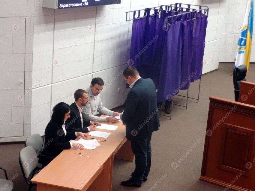 Работа сессии днепропетровского горсовета возобновлена